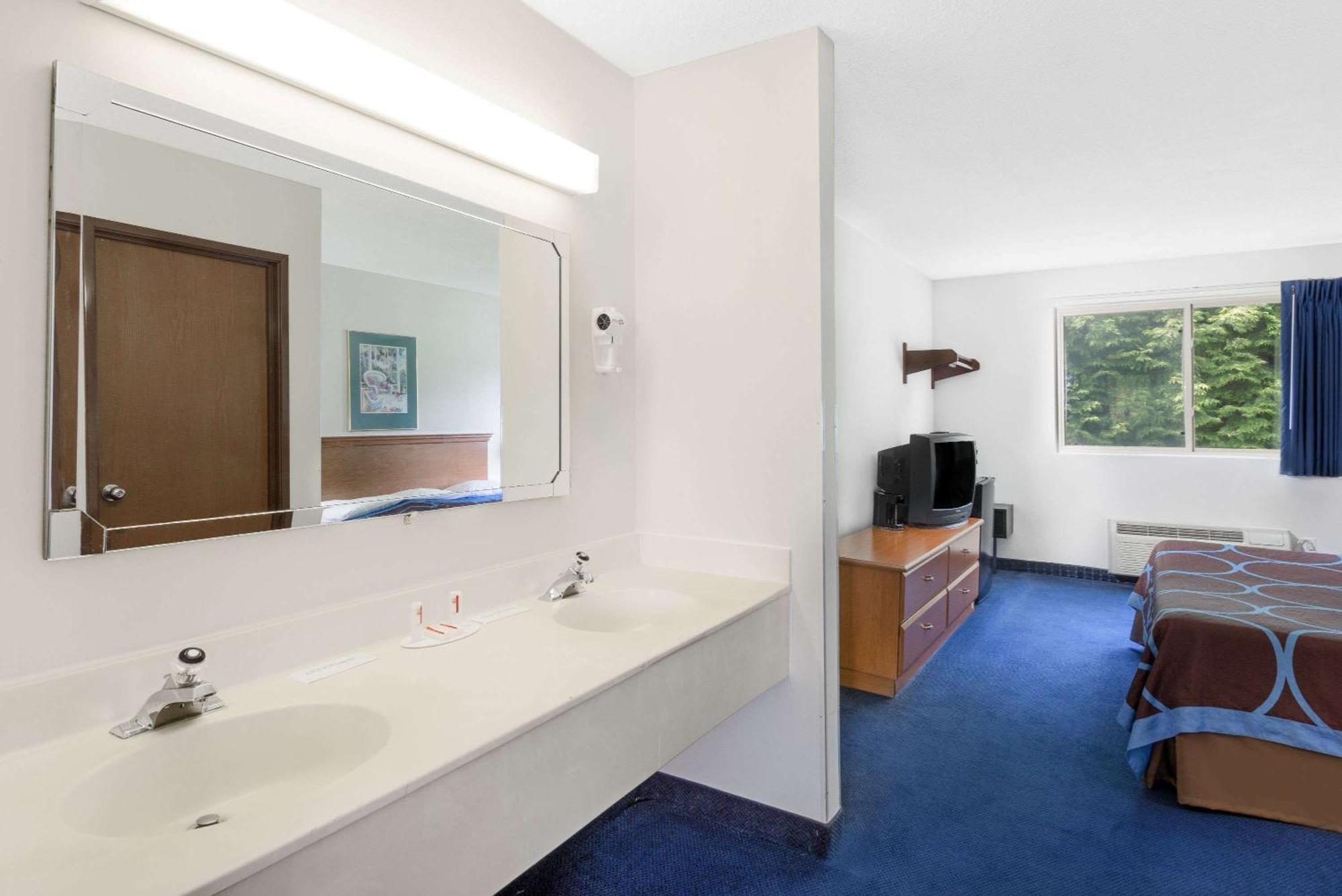 Hotel Super 8 By Wyndham Kingston Exterior foto